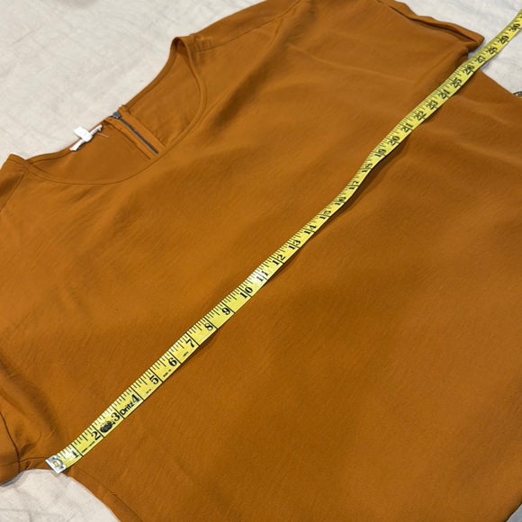 Woman’s Top - Picture 7 of 8